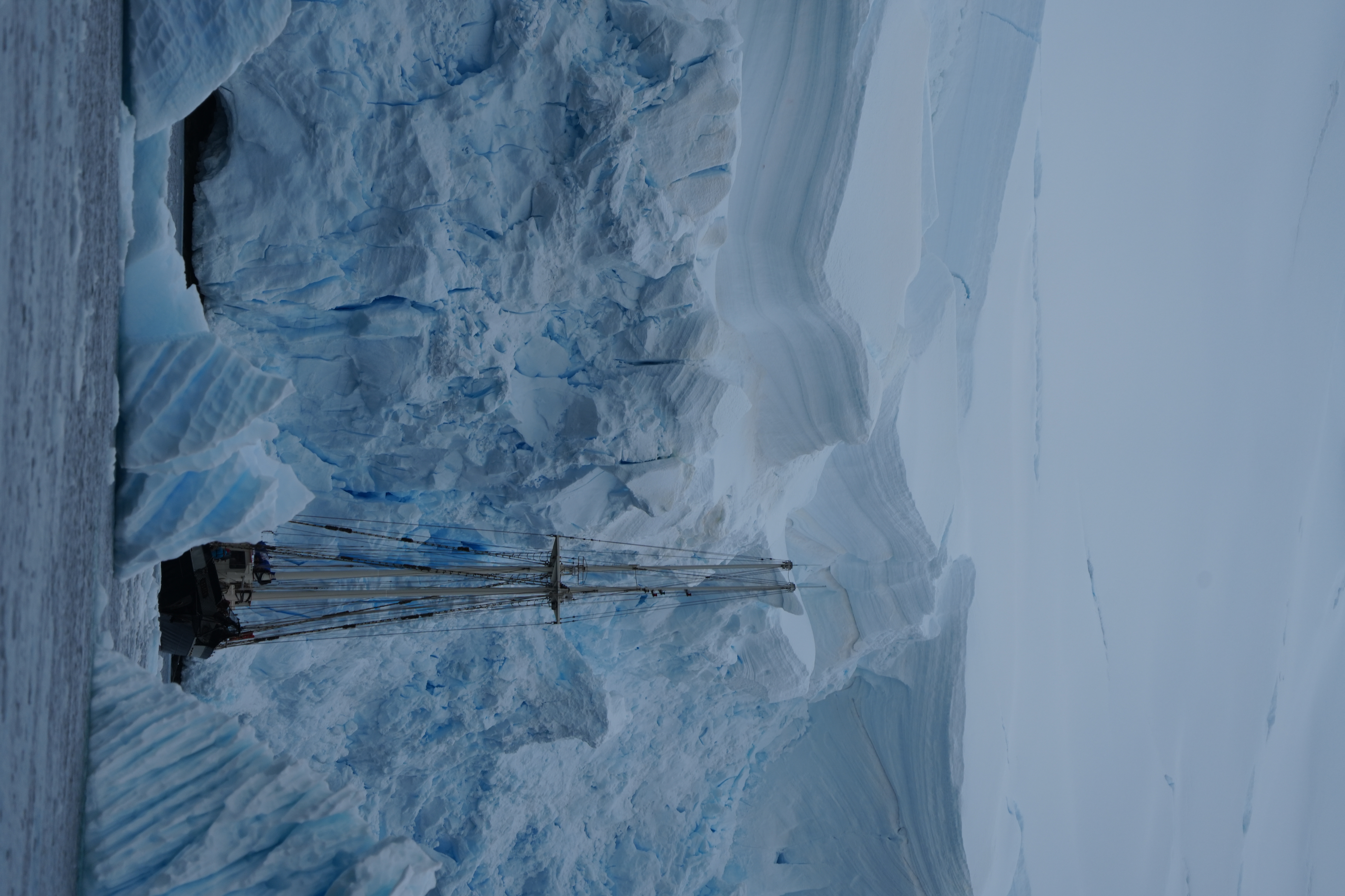 帆船在冰川峡湾